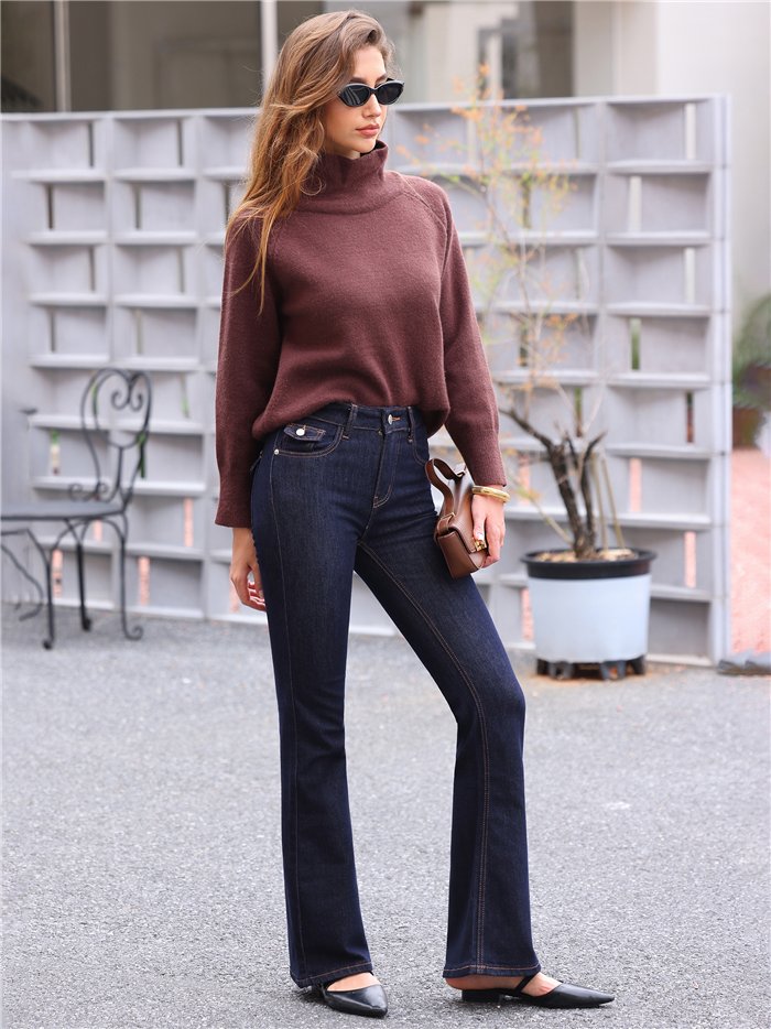 Jeans a zampa scuri con tasche a patta