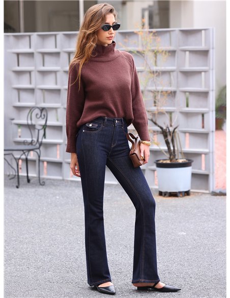 Jeans a zampa scuri con tasche a patta