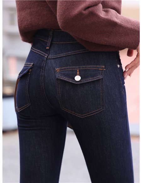 Jeans a zampa scuri con tasche a patta