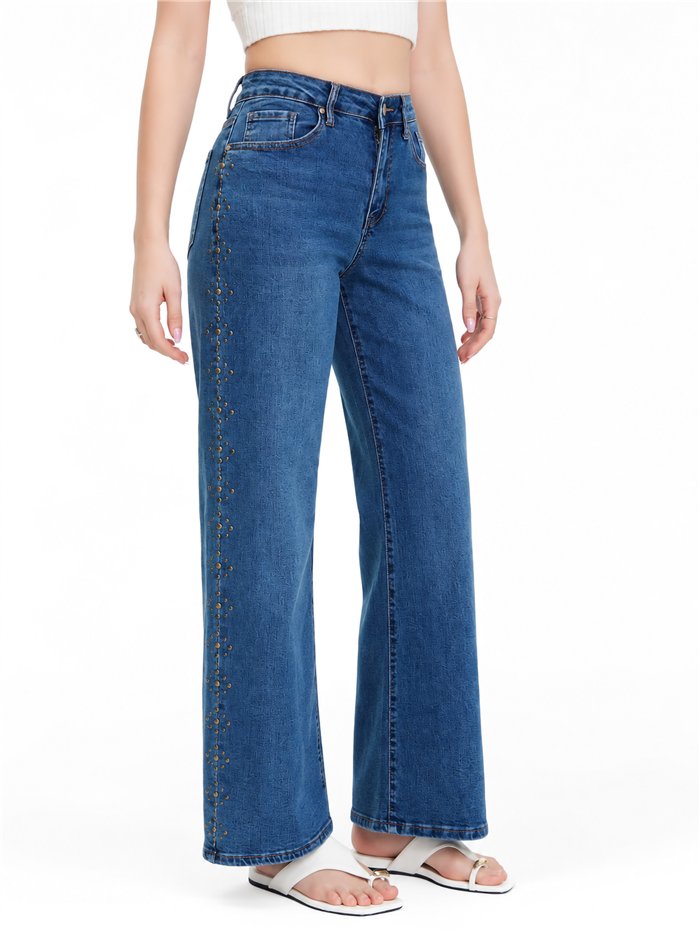 Jeans wide leg azul con tachuelas laterales