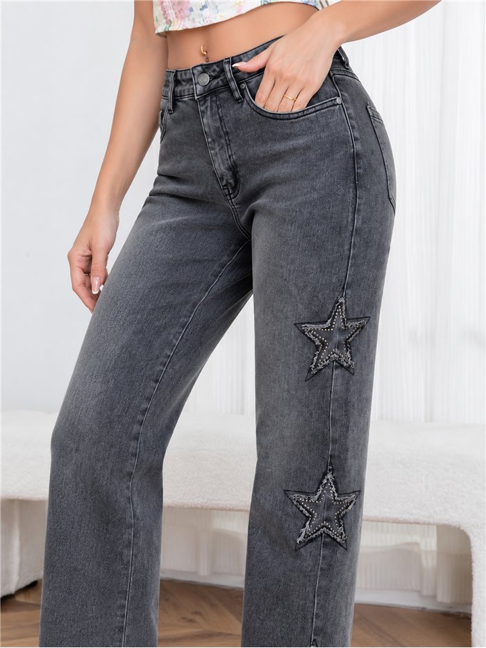 Jeans gris con estrellas aplicadas