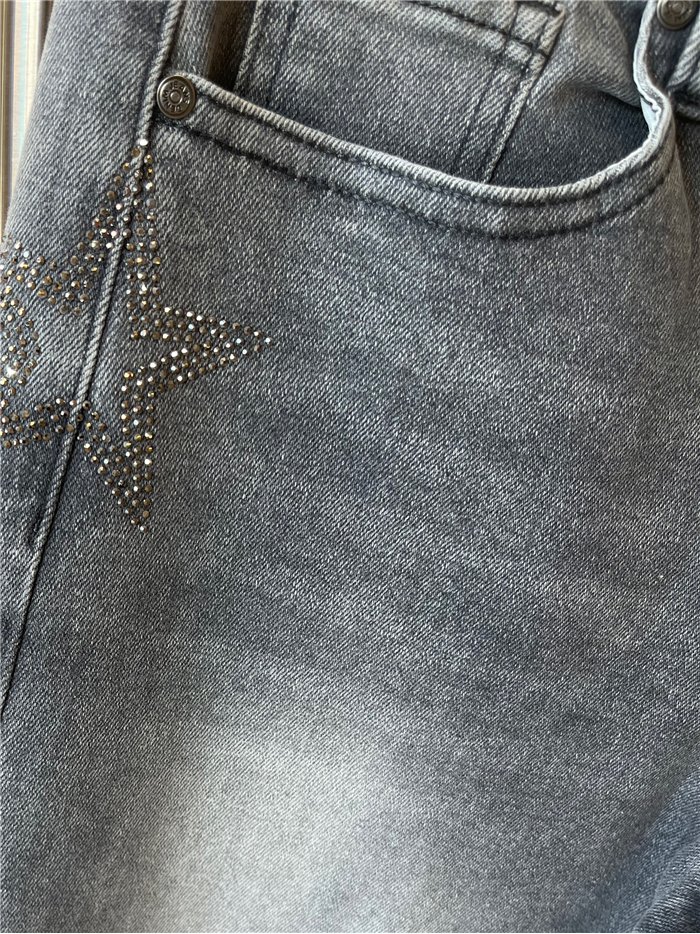 Jeans wide leg gris con estrellas de strass