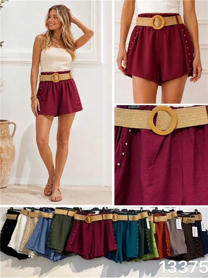 Short fluido con cinturón y tachas