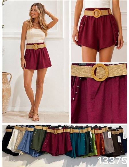 Short fluido con cinturón y tachas