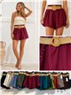 Short fluido con cinturón y tachas