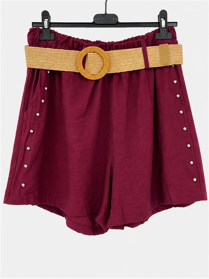 Short fluido con cinturón y tachas