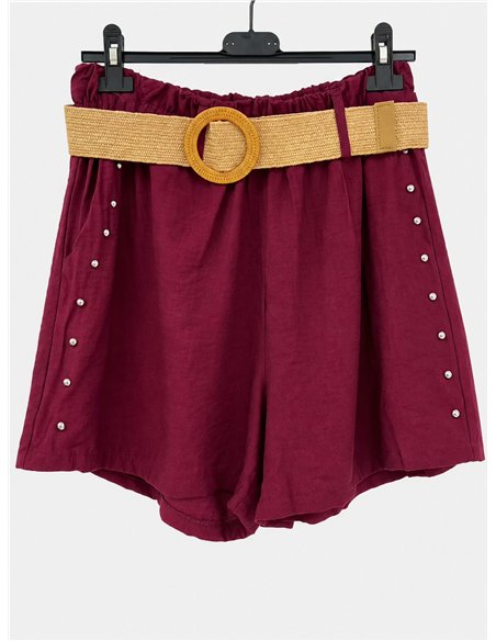 Short fluido con cinturón y tachas