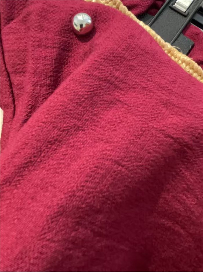 Short fluido con cinturón y tachas