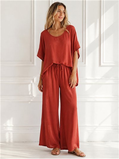 Conjunto blusa amplia satinada y pantalón palazzo
