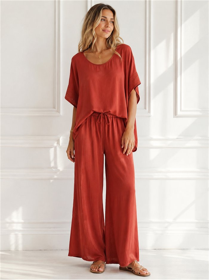 Conjunto blusa amplia satinada y pantalón palazzo