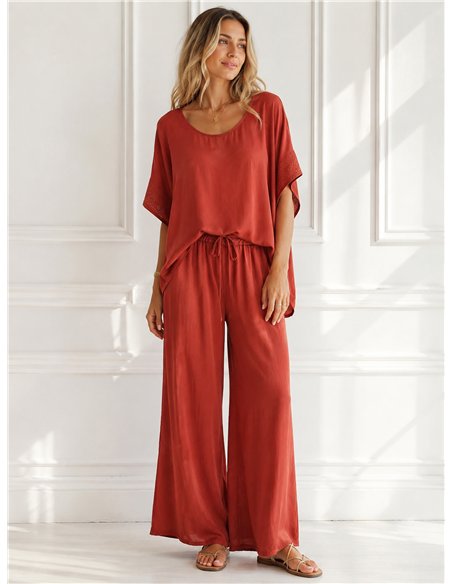 Conjunto blusa amplia satinada y pantalón palazzo