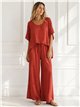 Conjunto blusa amplia satinada y pantalón palazzo
