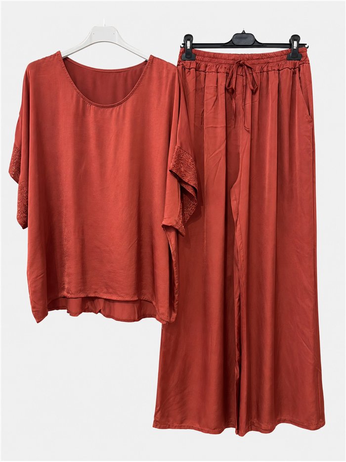 Conjunto blusa amplia satinada y pantalón palazzo