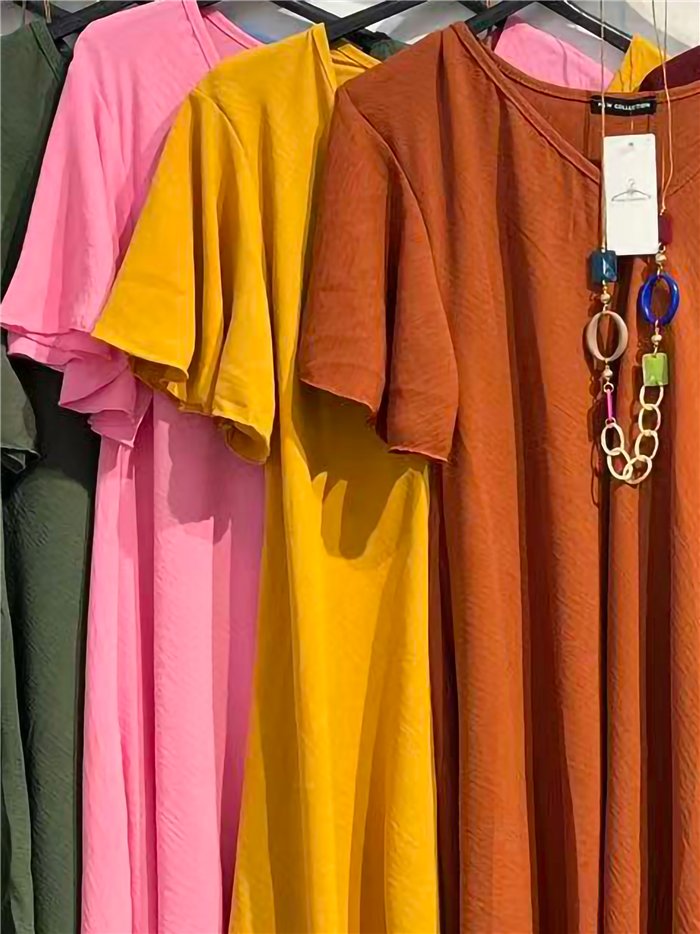 Vestido liso cuello pico con collar