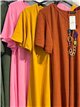 Vestido liso cuello pico con collar