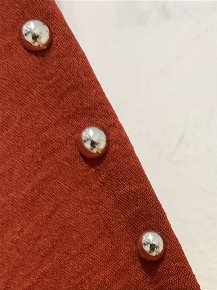 Vestido corto con tirantes y tachas