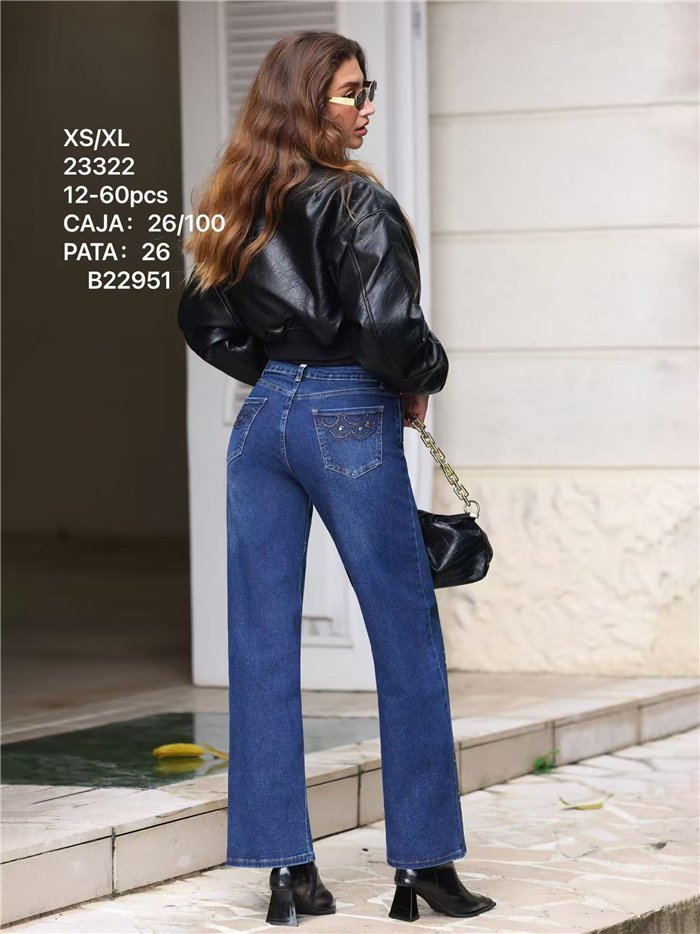 Jeans wide leg bordado paisley con tachas