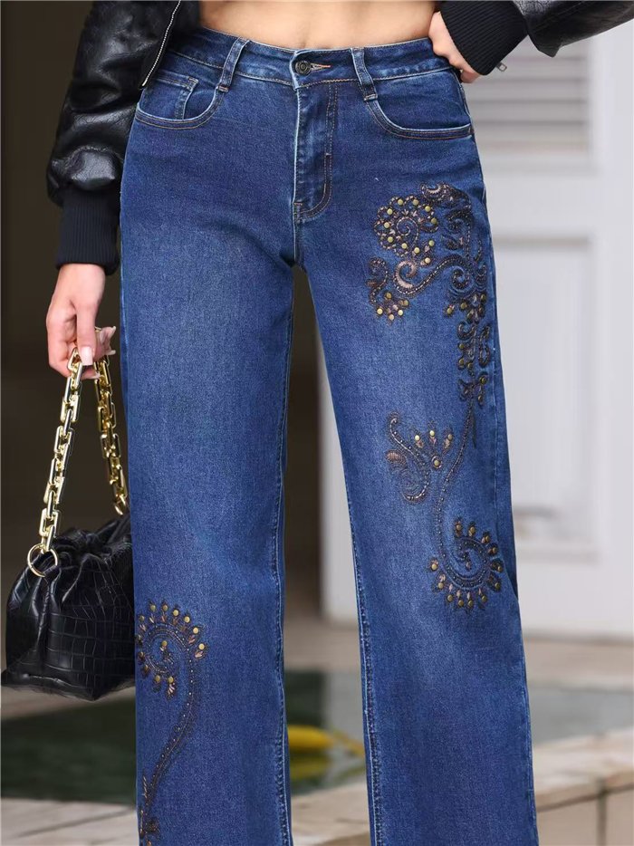Jeans wide leg bordado paisley con tachas