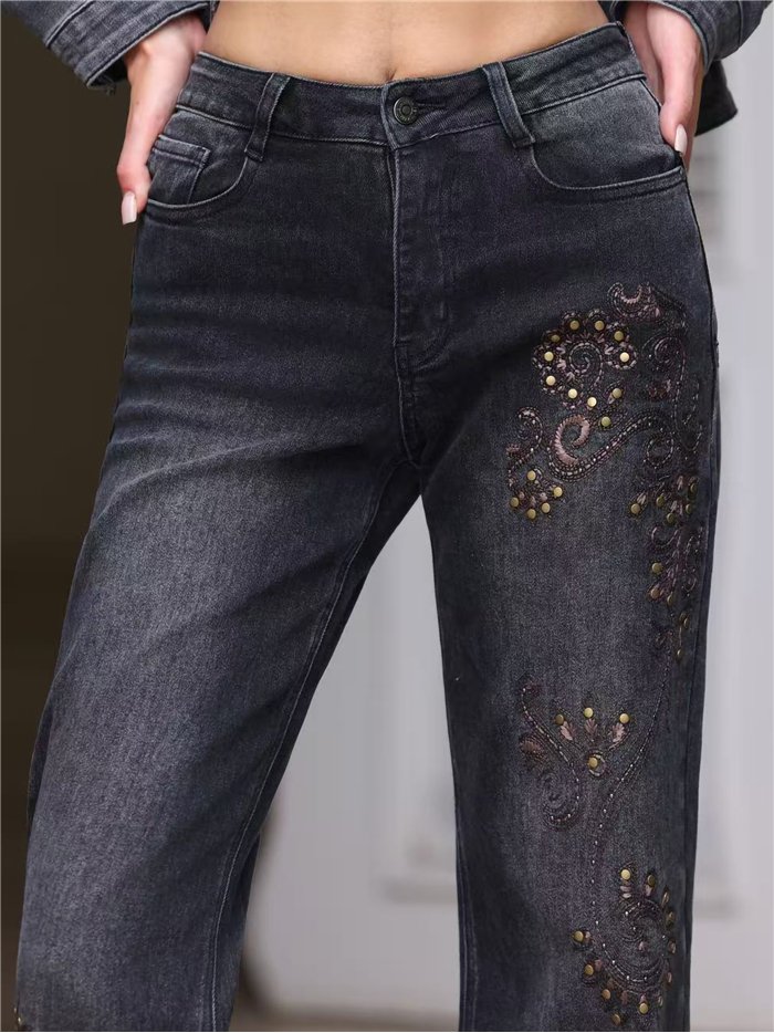 Jeans wide leg bordado paisley con tachas