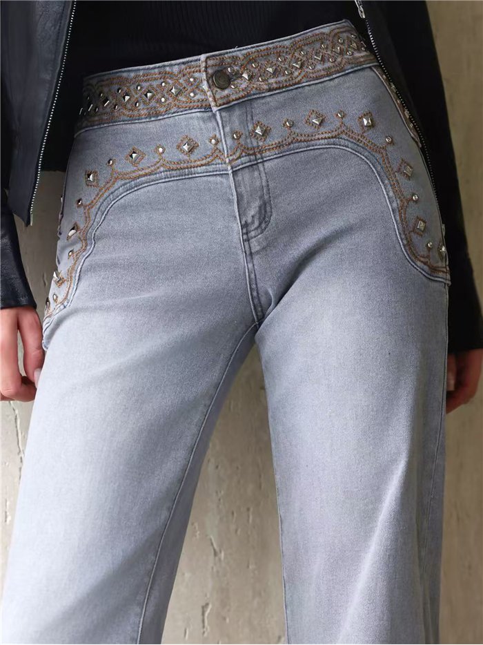 Jeans rectos cintura bordada con tachas
