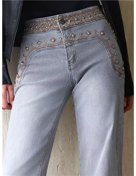 Jeans rectos cintura bordada con tachas