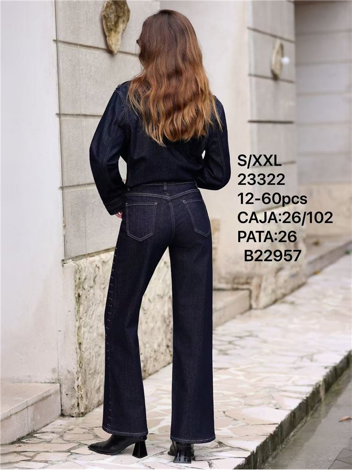 Jeans wide leg con tachas