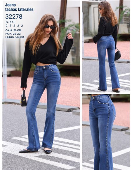 Jeans flare con tachas laterales