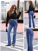Jeans flare con tachas laterales