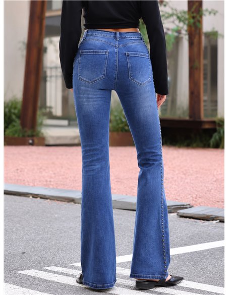 Jeans flare con tachas laterales