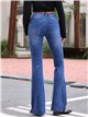 Jeans flare con tachas laterales