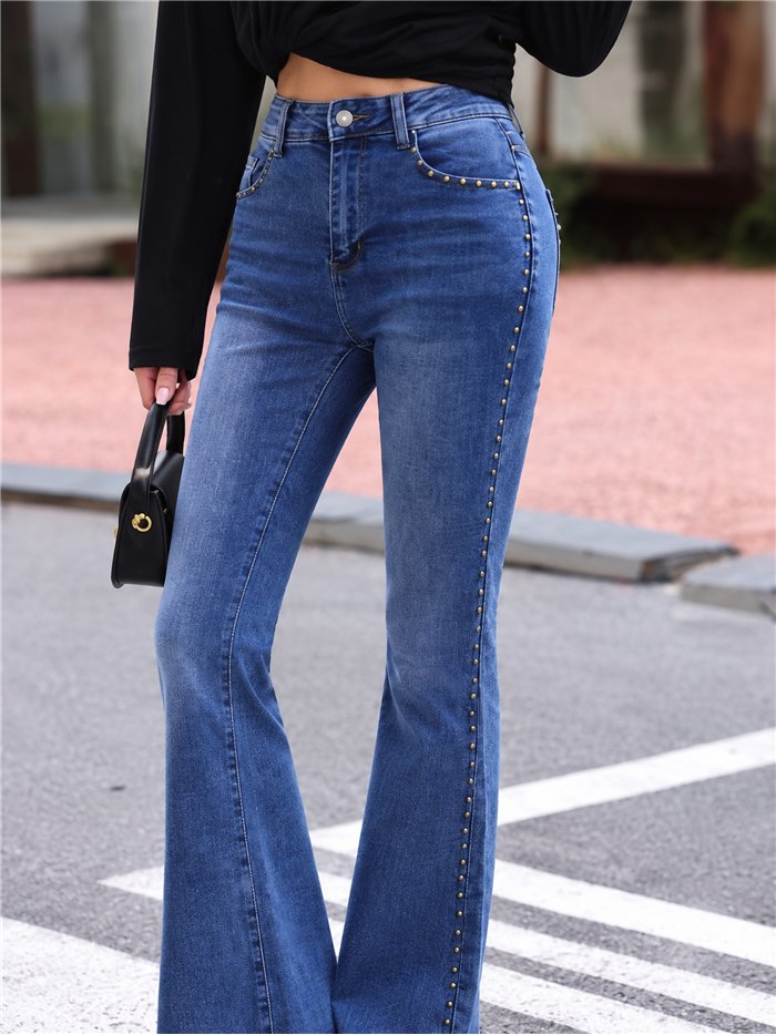 Jeans flare con tachas laterales