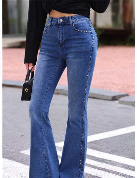 Jeans flare con tachas laterales