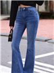 Jeans flare con tachas laterales