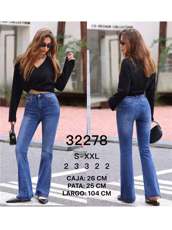 Jeans flare con tachas laterales