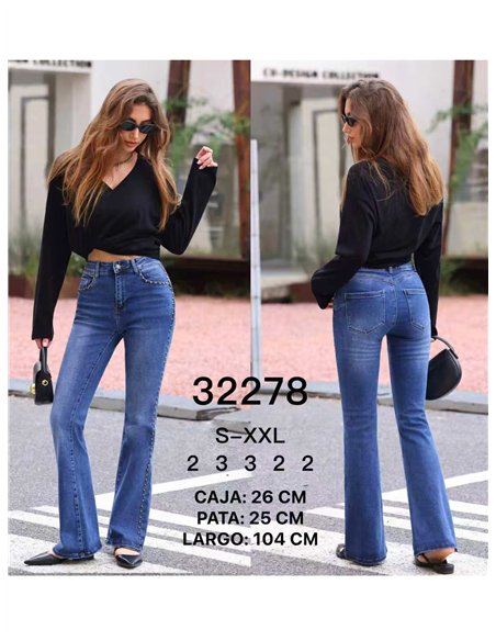 Jeans flare con tachas laterales