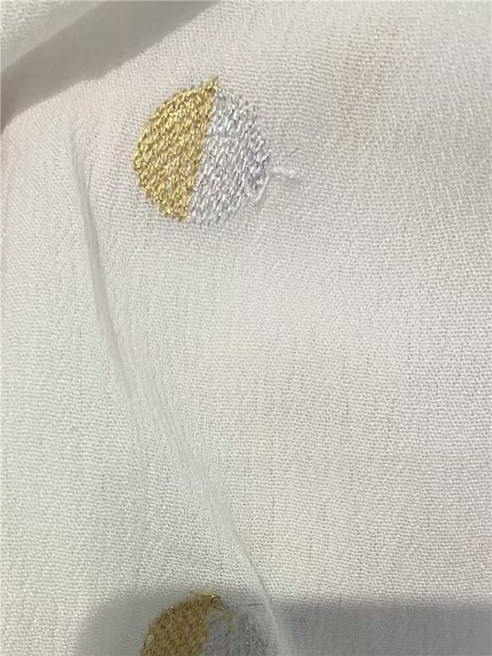 Camisa amplia con lunares bordados