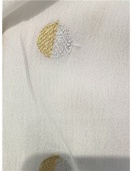 Camisa amplia con lunares bordados