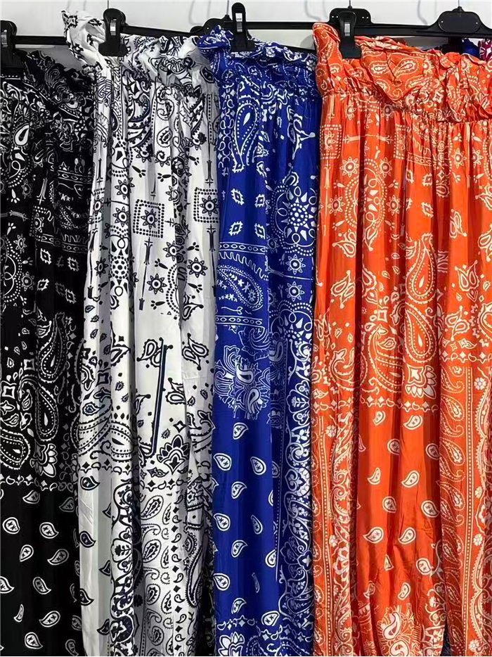 Pantalón fluido estampado bandana