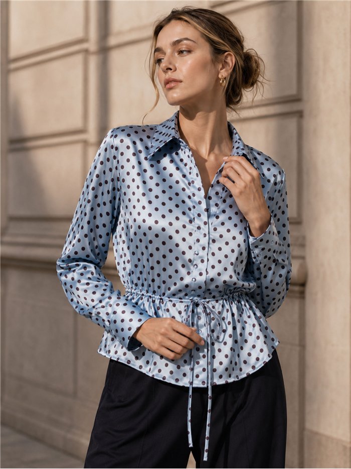 Camisa satinada lunares con cintura ajustable