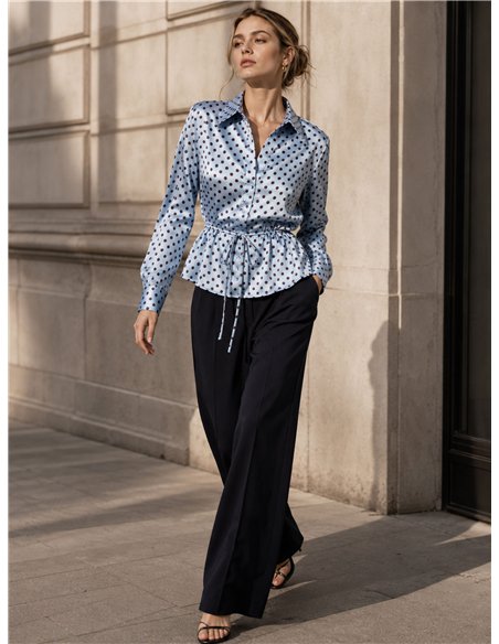 Camisa satinada lunares con cintura ajustable