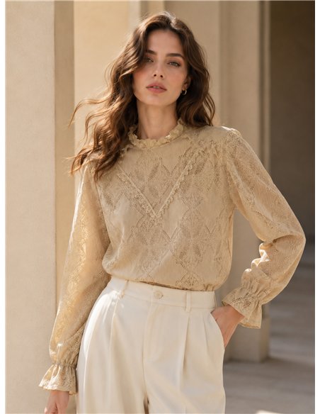 Blusa encaje cuello subido