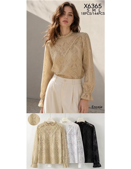 Blusa encaje cuello subido