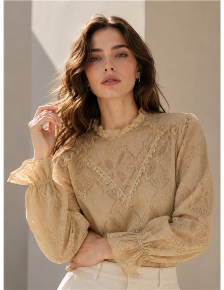 Blusa encaje cuello subido