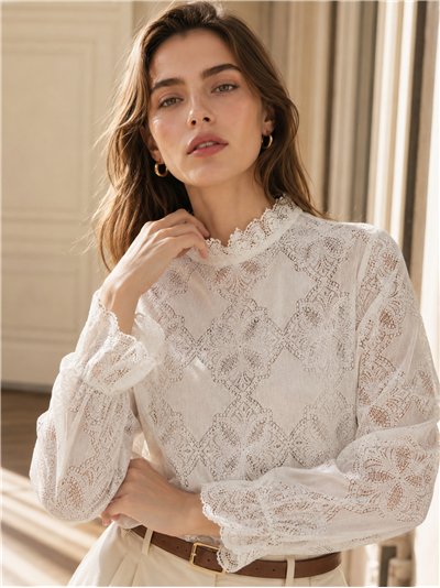 Blusa encaje floral cuello alto