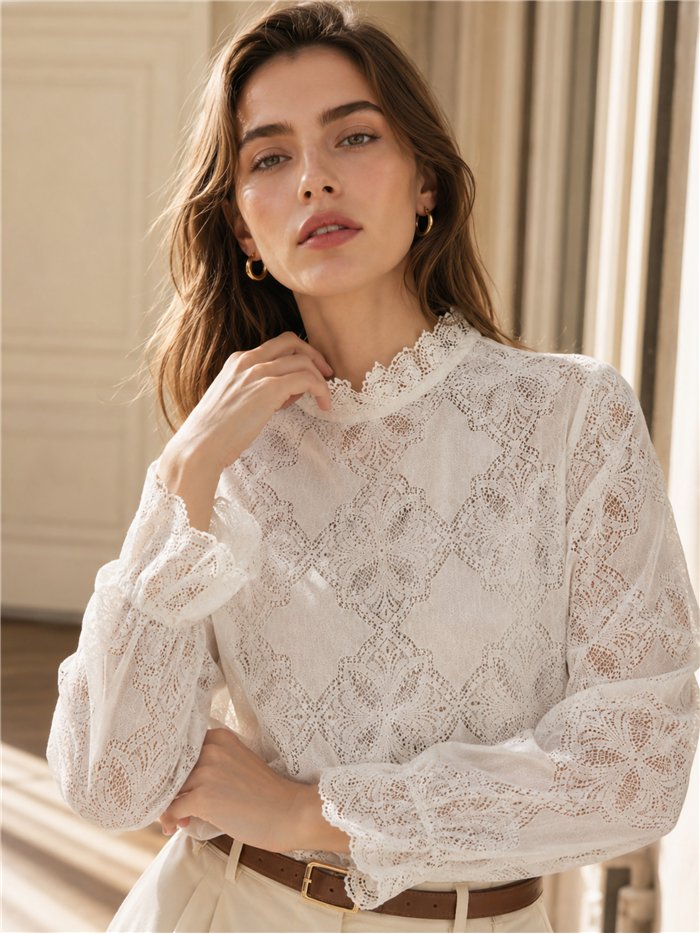 Blusa encaje floral cuello alto