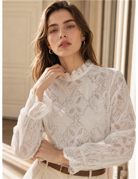 Blusa encaje floral cuello alto