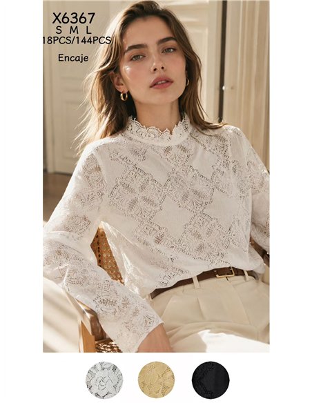 Blusa encaje floral cuello alto
