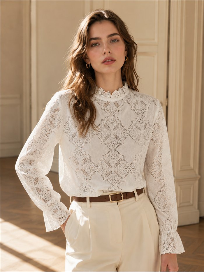 Blusa encaje floral cuello alto