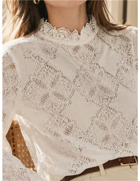 Blusa encaje floral cuello alto