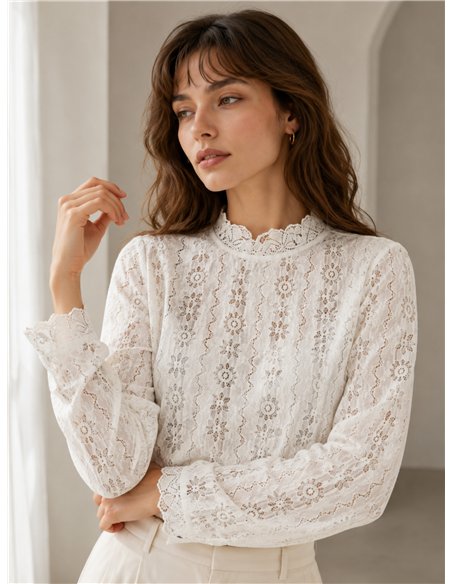 Blusa encaje calado cuello alto